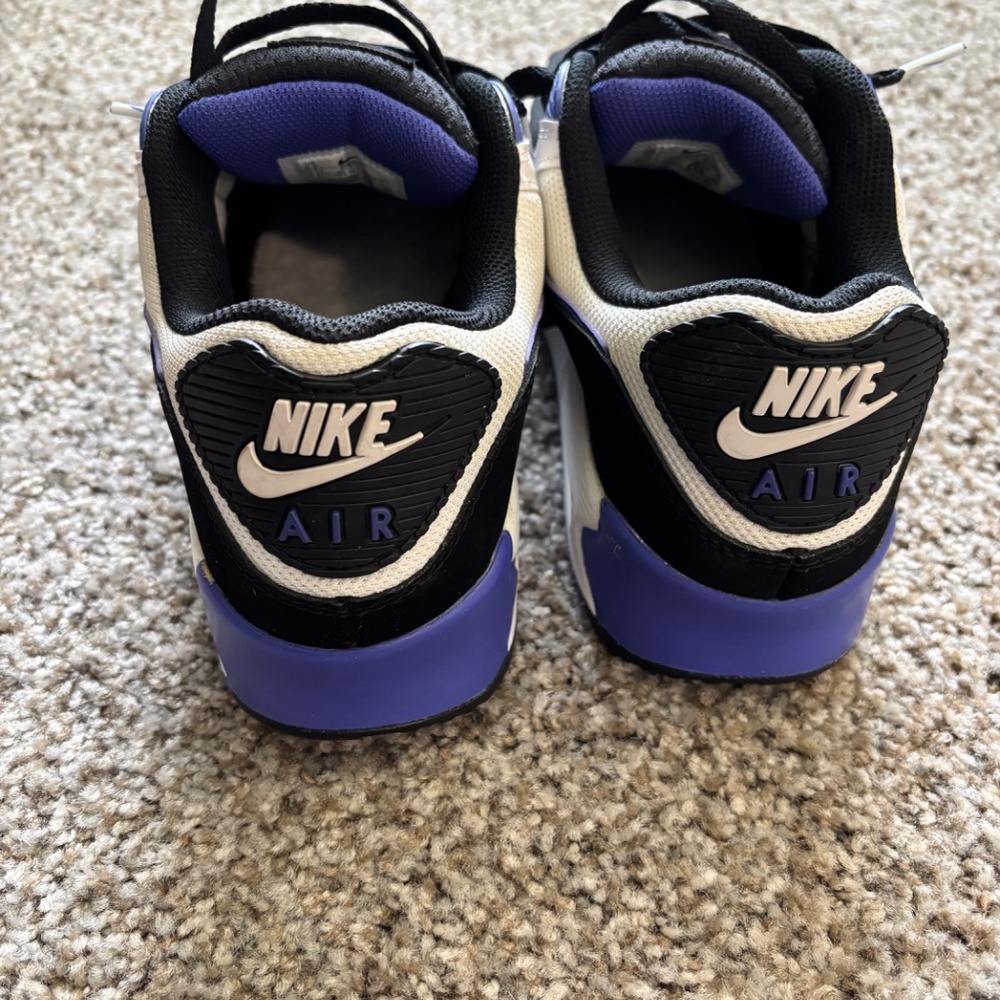 Black & purple nike - Picture 2 of 4